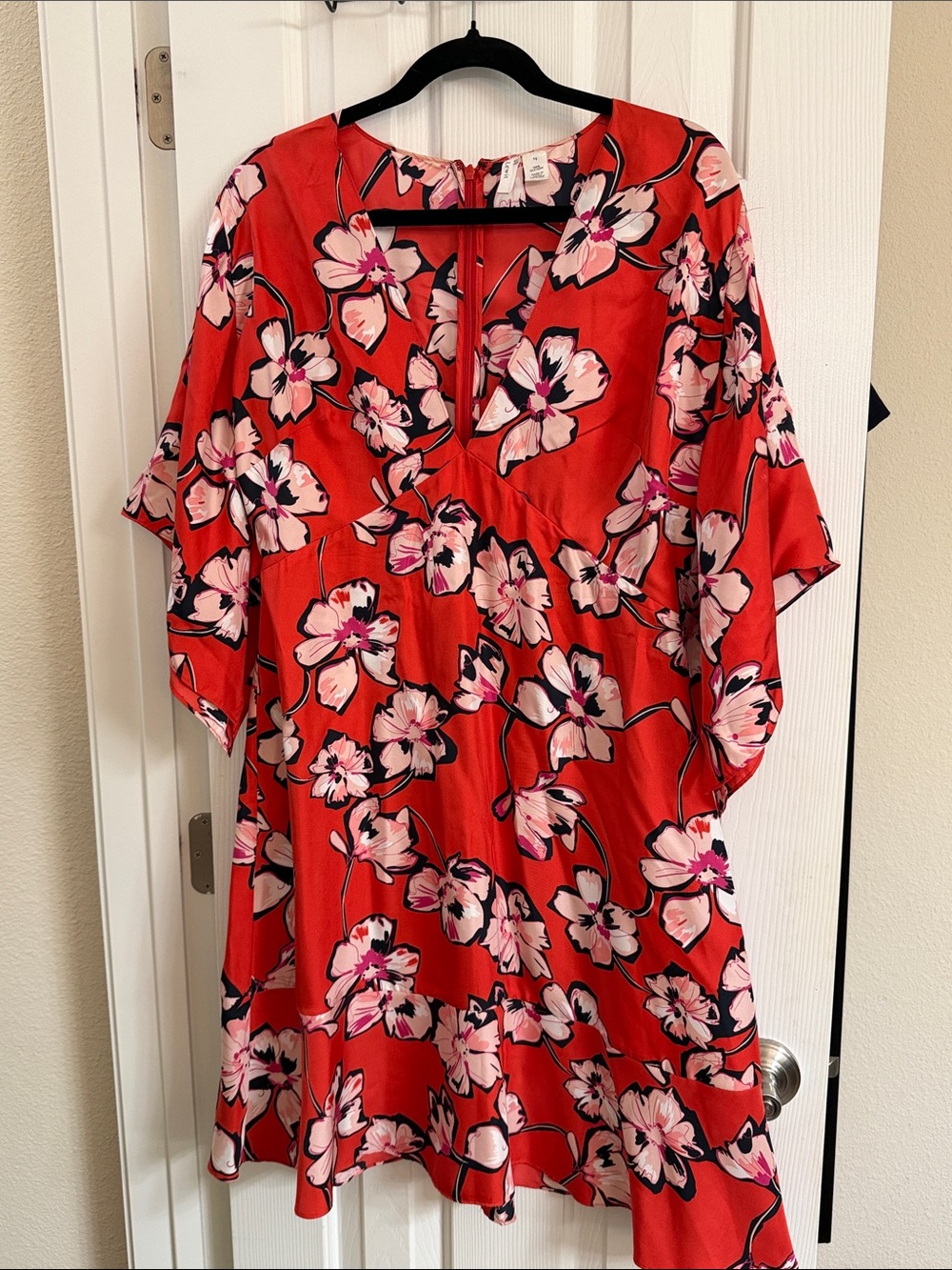 Lewit 100 % Silk Dress . Excellent NEW condition . Sz 14